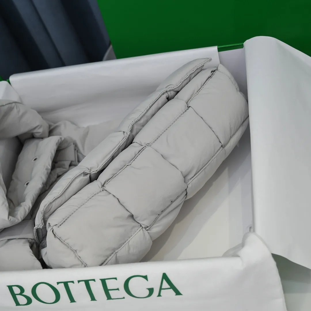 #𝐂𝐀𝐒𝐒𝐄𝐓𝐓𝐄 Nylon tofu tofu bag This Cassette is so cute, its cute appearance does not affect its practicality and the capacity is good! The fabric is low-key and very textured, suitable for daily wear with casual wear. The cross-woven design of the wide cloth is really stunning. The bag has a puffy shape and feels like a piece of tofu. It can be worn on one shoulder, cross-body or as a waist bag. You can also adjust the shoulder strap to the size of the bag under the armpit, so you can have it all! S30x15cm【8951#】